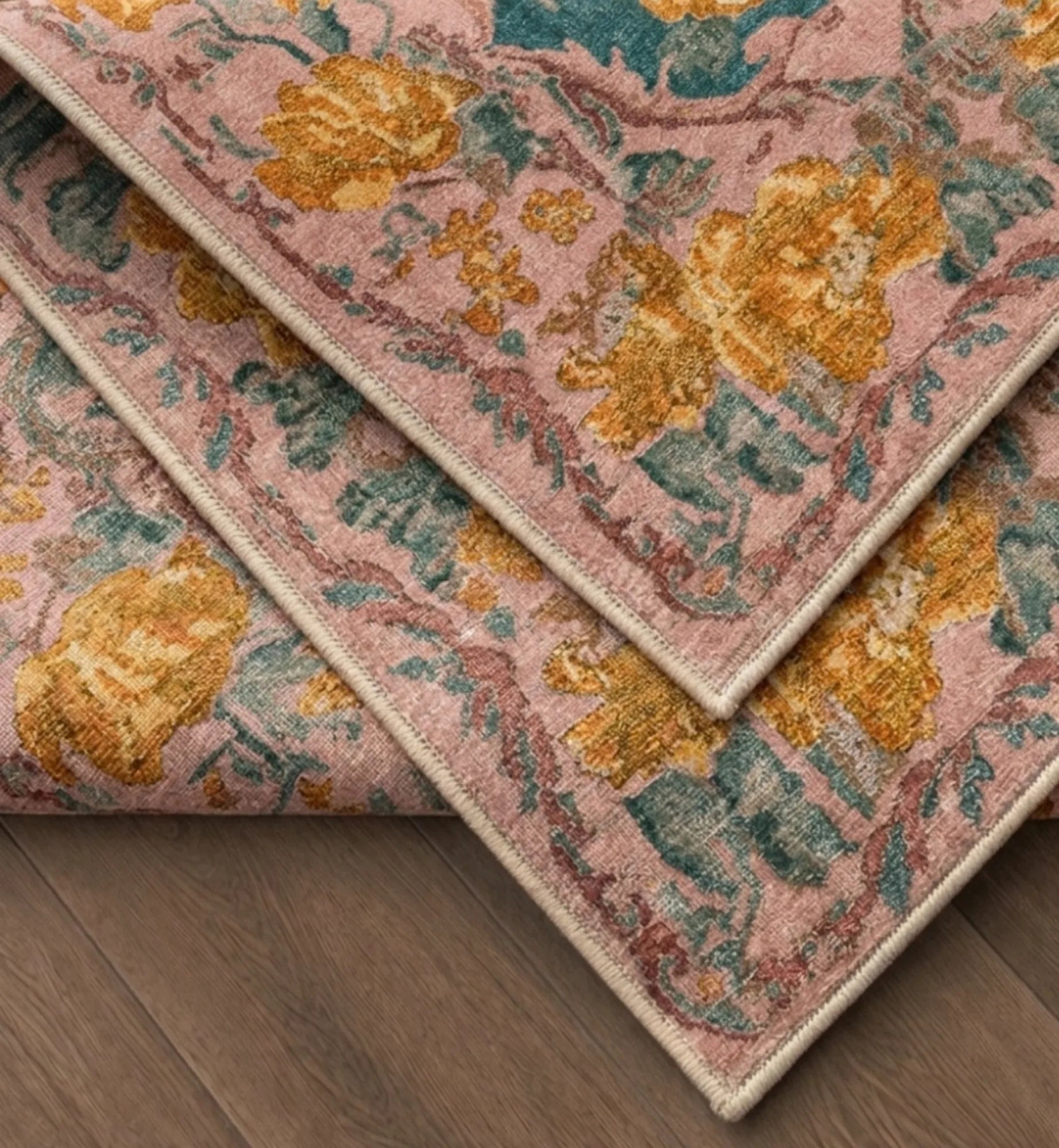 Doğal iplik etnik tarz kilim halı, geleneksel motiflerin modern yorumu ile salon ve antre dekorasyonuna şıklık katar