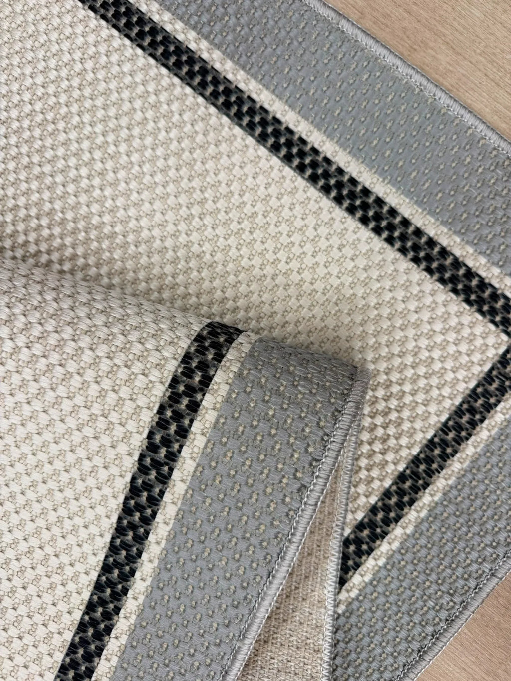 Polyester iplikten üretilen çift bordürlü halı
