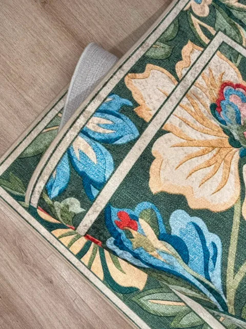 Yatak odası için renkli çiçekli dekoratif halı