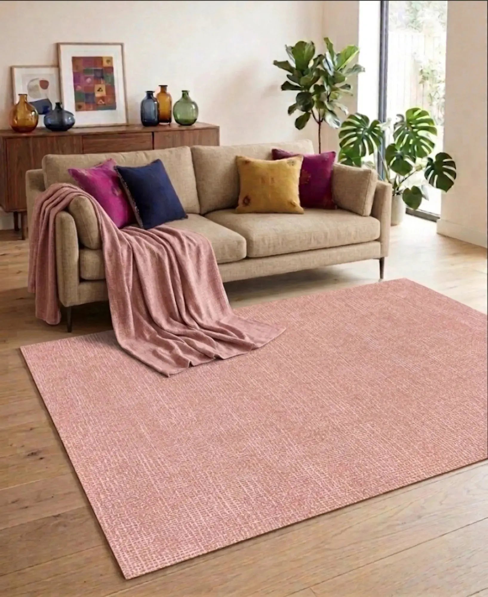 Modern etnik desenli şönil kilim, pamuk tabanlı doğal dokuma yapısıyla dekoratif ve dayanıklı kullanım sunar