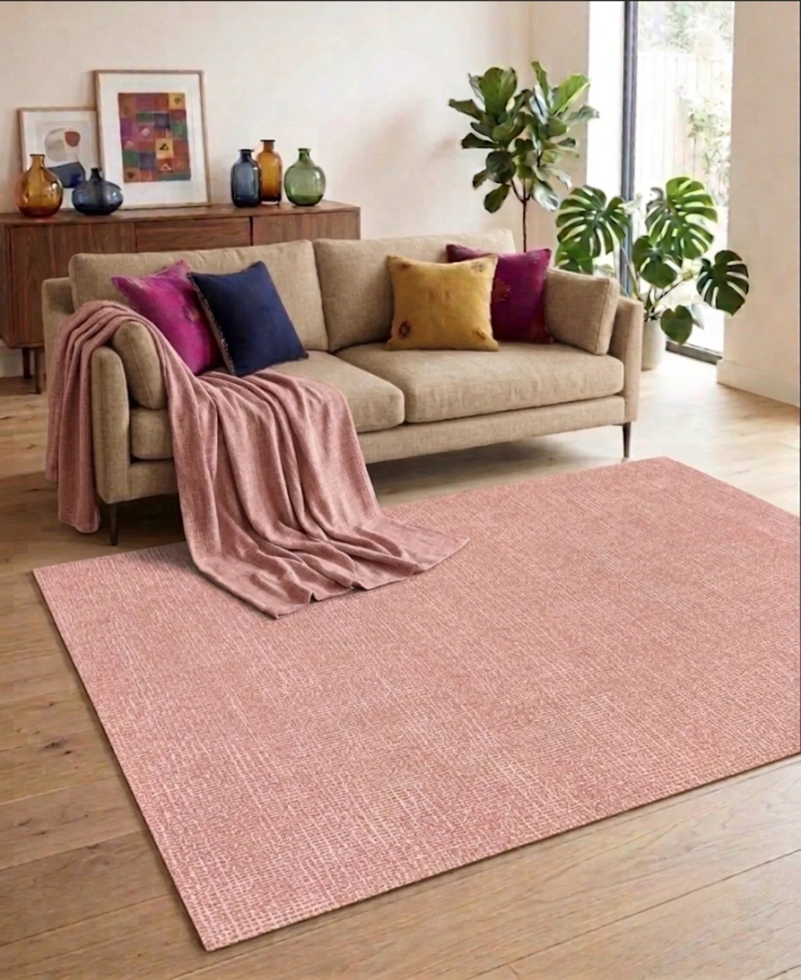 Modern etnik desenli şönil kilim, pamuk tabanlı doğal dokuma yapısıyla dekoratif ve dayanıklı kullanım sunar